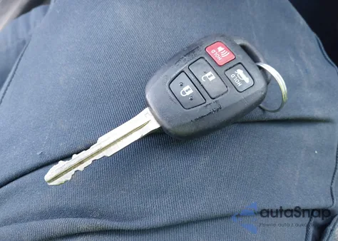 2017 Toyota Corolla Se z USA, uszkodzony, nr VIN 2T1BURHE2HC749319